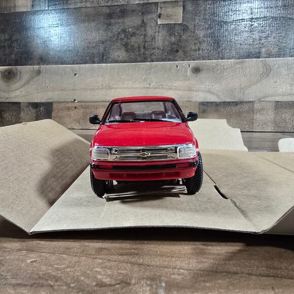 Ertl AMT 1995 Apple Red Chevrolet Blazer 4X4 Dealer Promo - Picture 3 of 11
